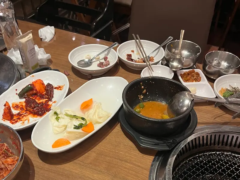 깨끗하게 비워진 접시