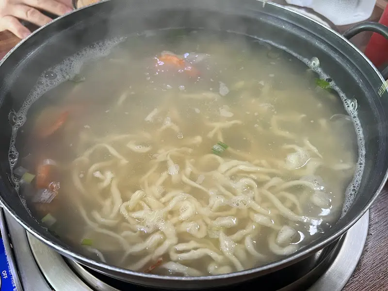 끓고 있는 해물칼국수