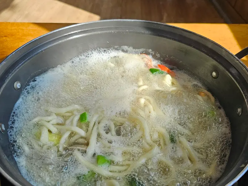 해물칼국수 끓이는 모습