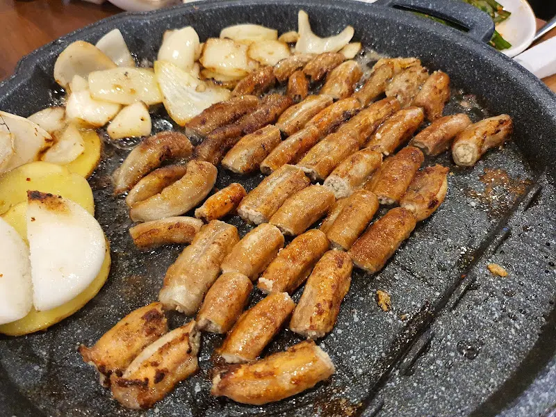 불판 위 곱창, 막창, 염통