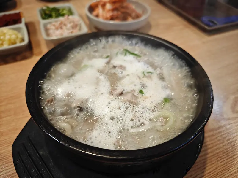 뚝배기 안에서 끓어오르는 순대국의 모습. 뽀얀 국물이 인상적이다.