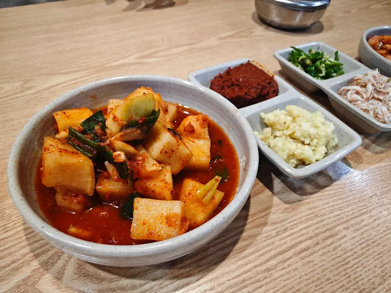 접시에 담긴 깍두기의 모습. 먹기 좋게 큼지막하게 썰어져 있다.