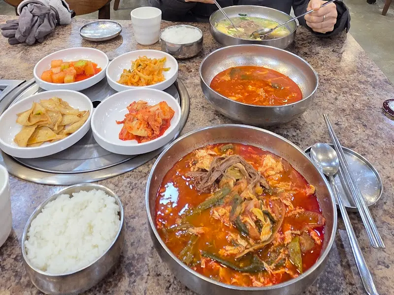 송륵 육개장 한 상 차림