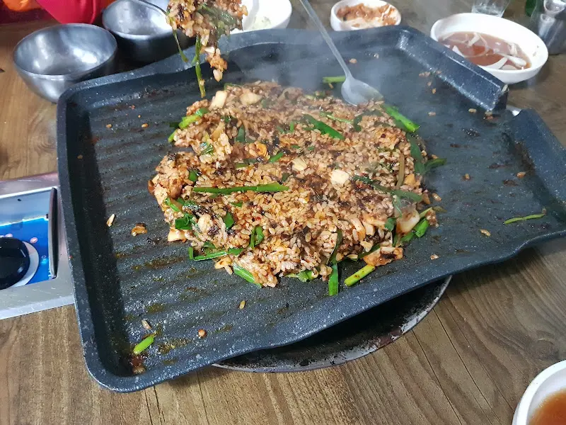 맛있게 볶아진 오리 볶음밥