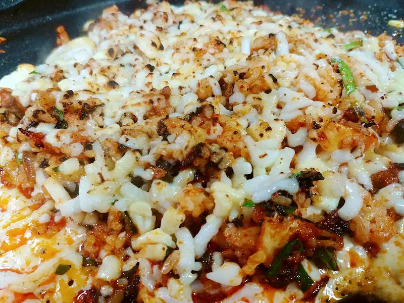 치즈가 듬뿍 올려진 볶음밥