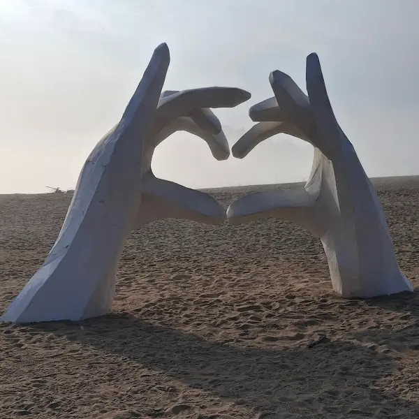 오이도 해변의 손 조형물