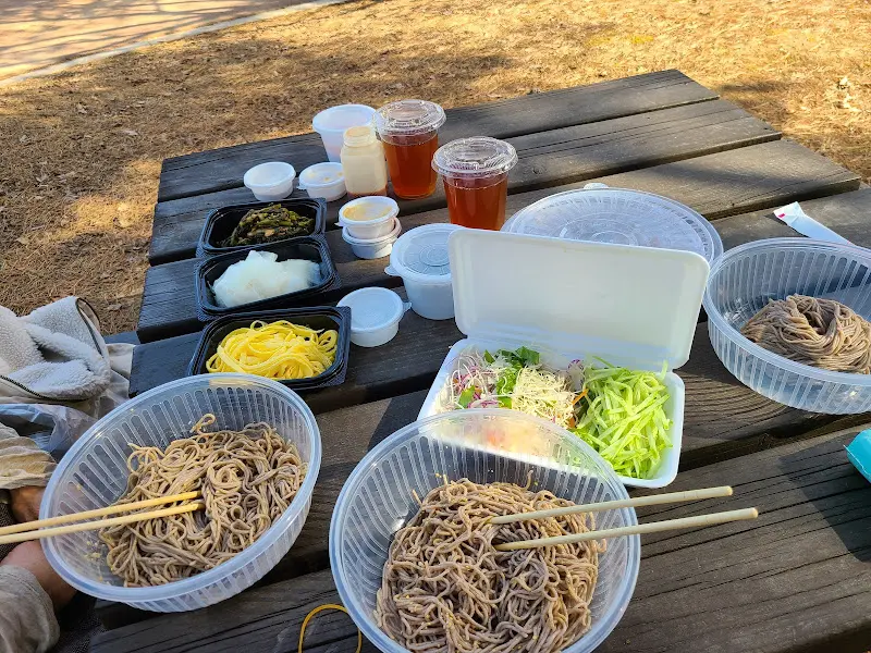 포장된 막국수 야외 테이블