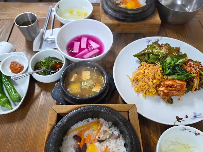 돌솥비빔밥 한 상 차림