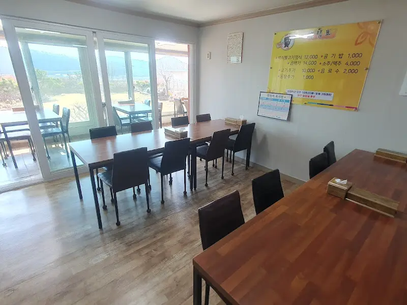 넓은 홀과 테이블