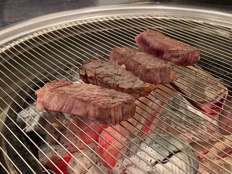 숯불 위에서 구워지는 등심