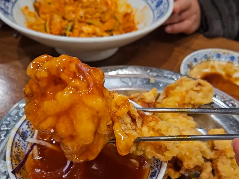 생고기 탕수육 집게샷