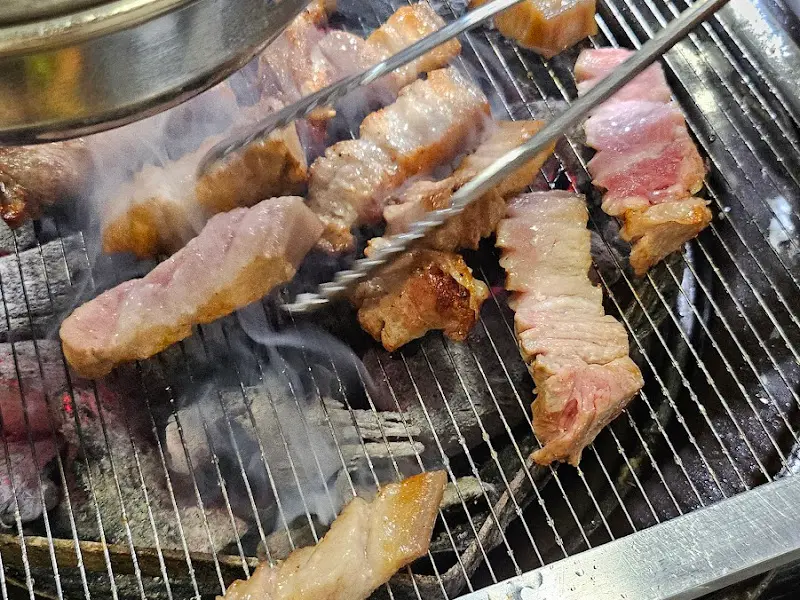 숯불 위에서 익어가는 오겹살