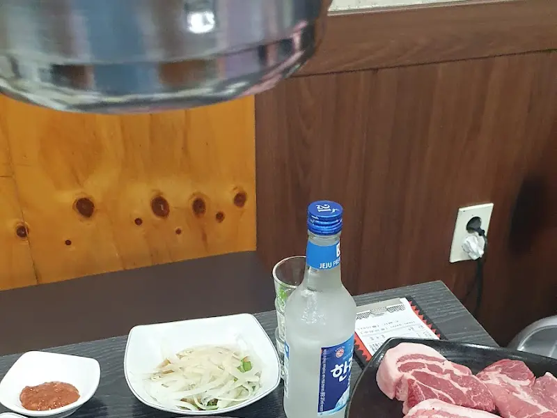 오겹살과 함께 즐기는 시원한 소주 한 잔