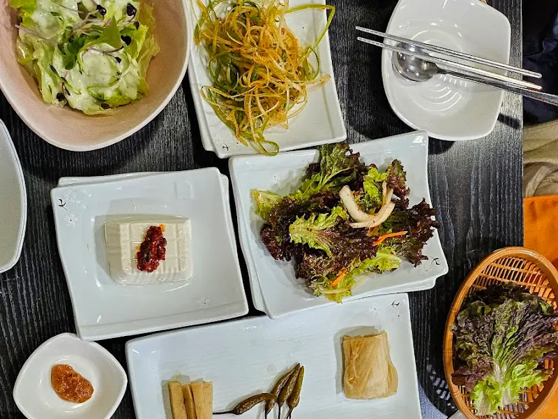 정갈하게 차려진 밑반찬