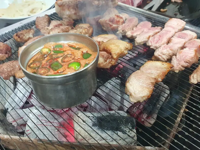 멜젓에 찍어 먹는 오겹살