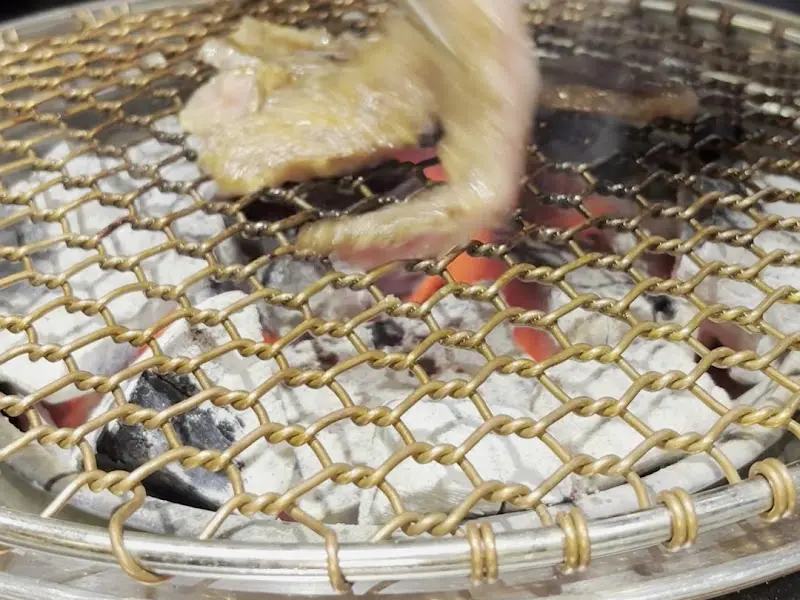 숯불 위에서 익어가는 한우