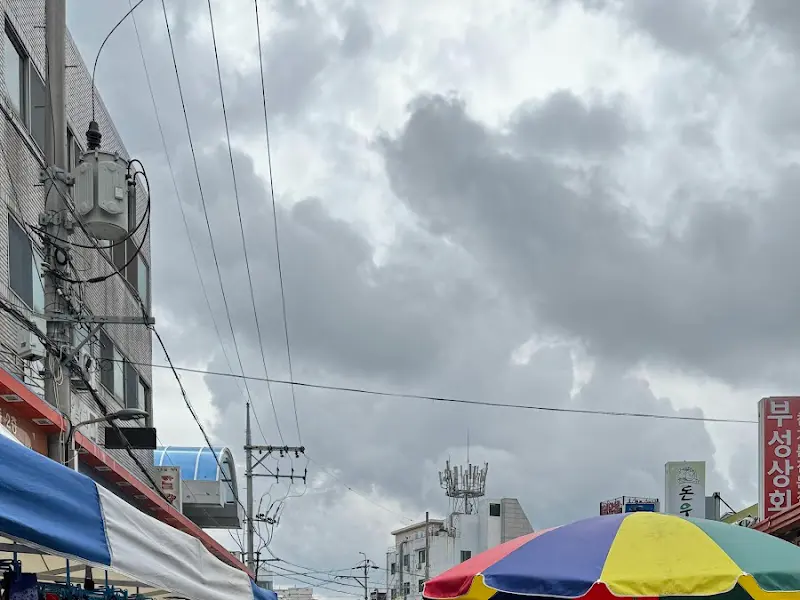 흐린 날씨의 고성 재래시장 풍경