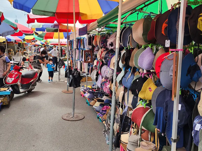 알록달록한 모자들이 진열된 모습