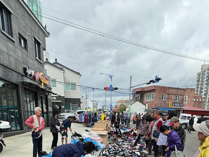 신발을 판매하는 상인의 모습