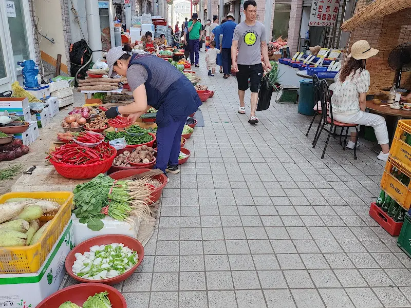 채소를 판매하는 상인의 모습