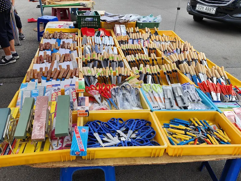 다양한 공구를 판매하는 상인의 모습