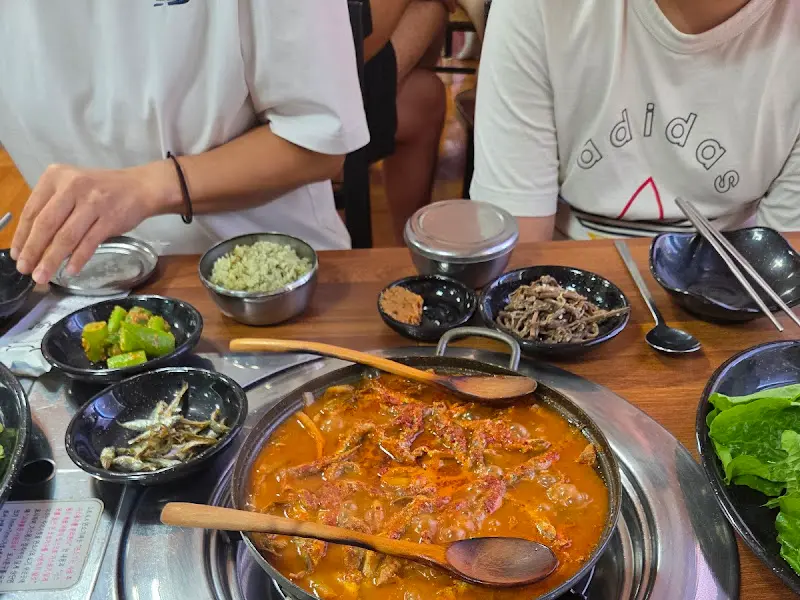 멸치쌈밥 먹는 모습