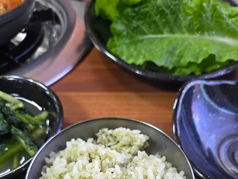 쌈 채소와 멸치쌈밥