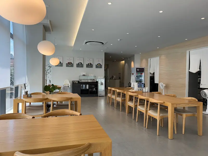 넓고 깔끔한 식당 내부