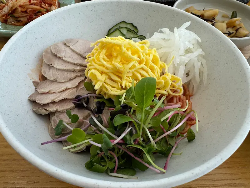 비빔국수의 화려한 색감