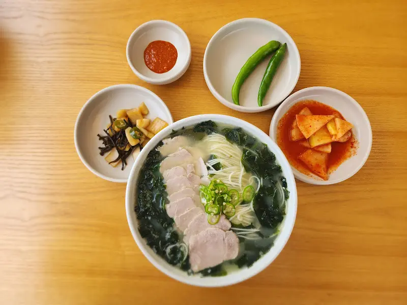 바르왓국수와 정갈한 반찬들