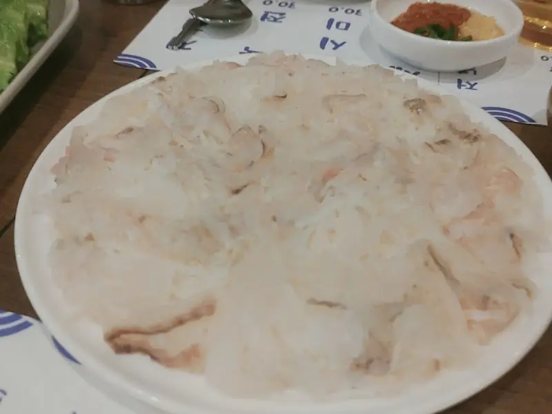 접시에 가지런히 담긴 회