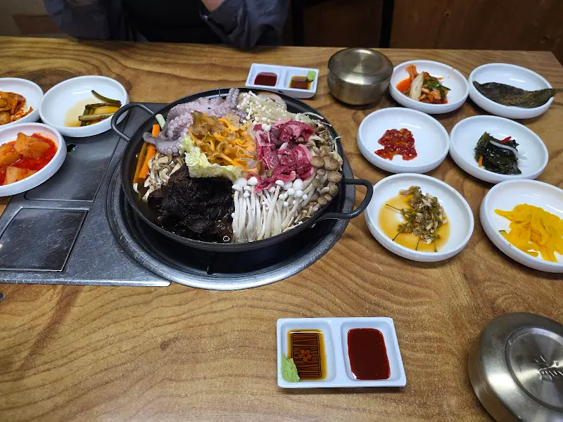 능이버섯전골 한 상 차림