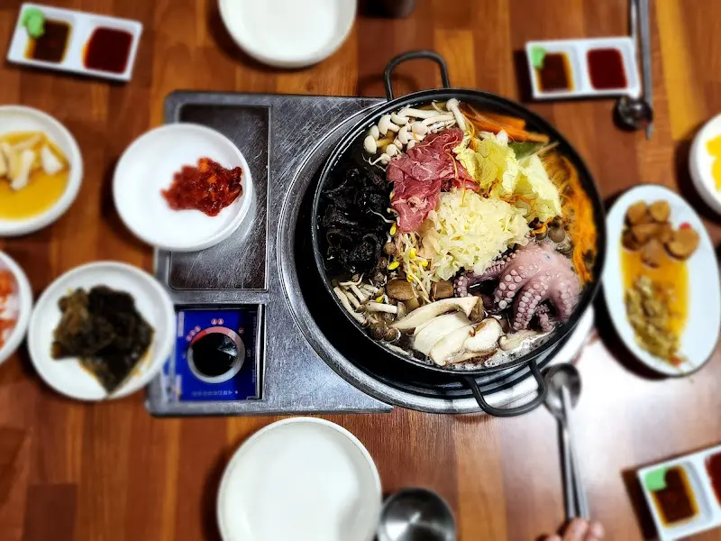 전골과 밑반찬 전체 샷