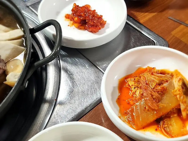 전골 옆 반찬 클로즈업