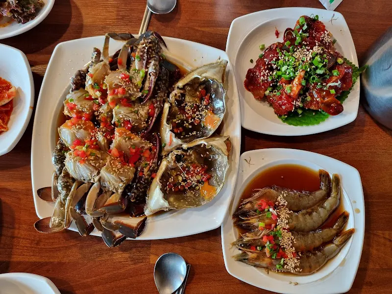 간장게장, 양념게장, 새우장이 함께 담겨있는 사진