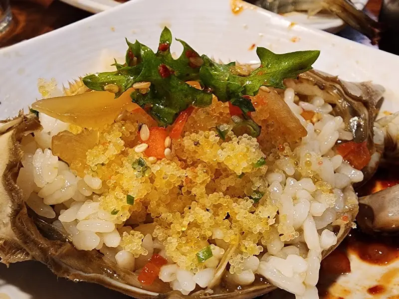 게딱지에 밥을 비벼 먹음직스럽게 담은 사진