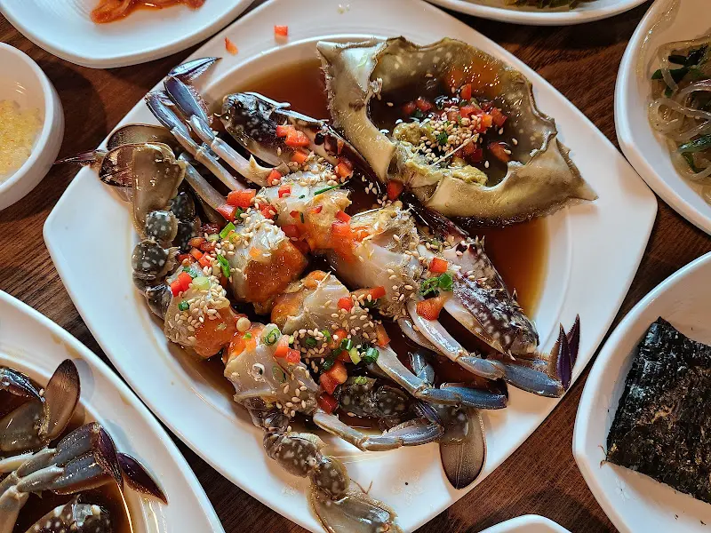 꽃게 껍데기 안에 밥과 날치알을 넣어 만든 요리 사진