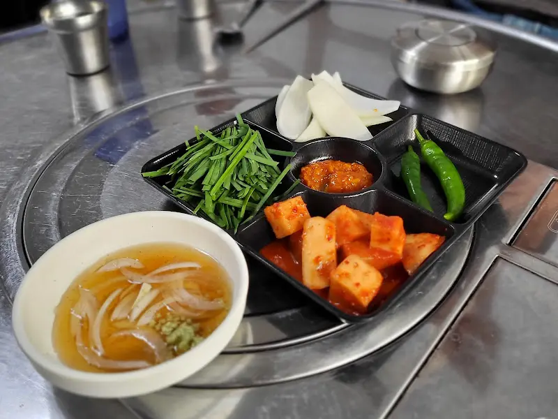 정갈한 밑반찬 세팅