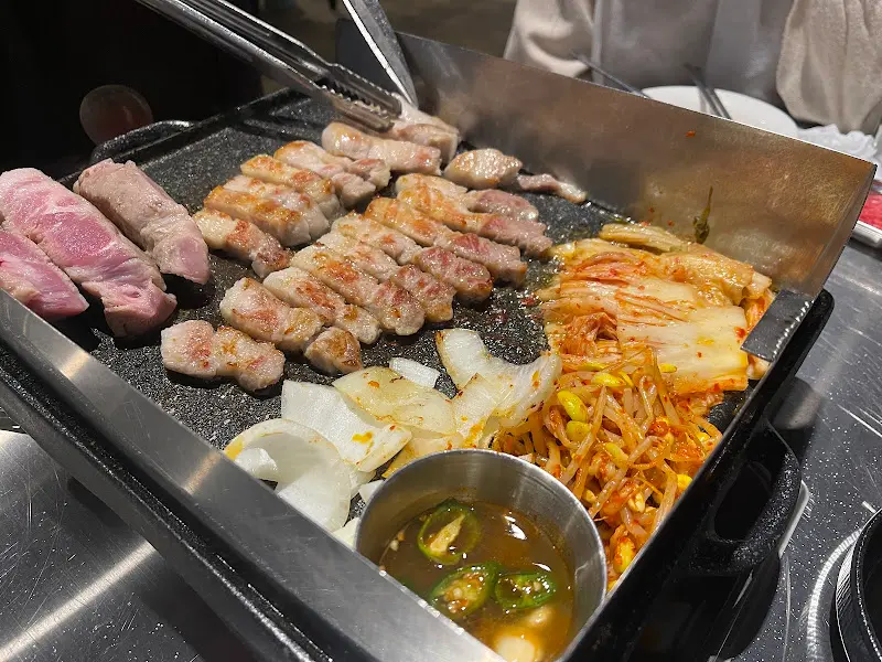 직원분이 삼겹살을 맛있게 구워주는 모습
