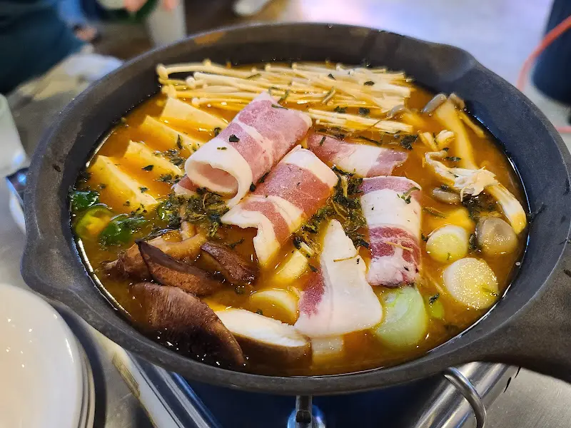 재료가 듬뿍 들어간 전골의 모습