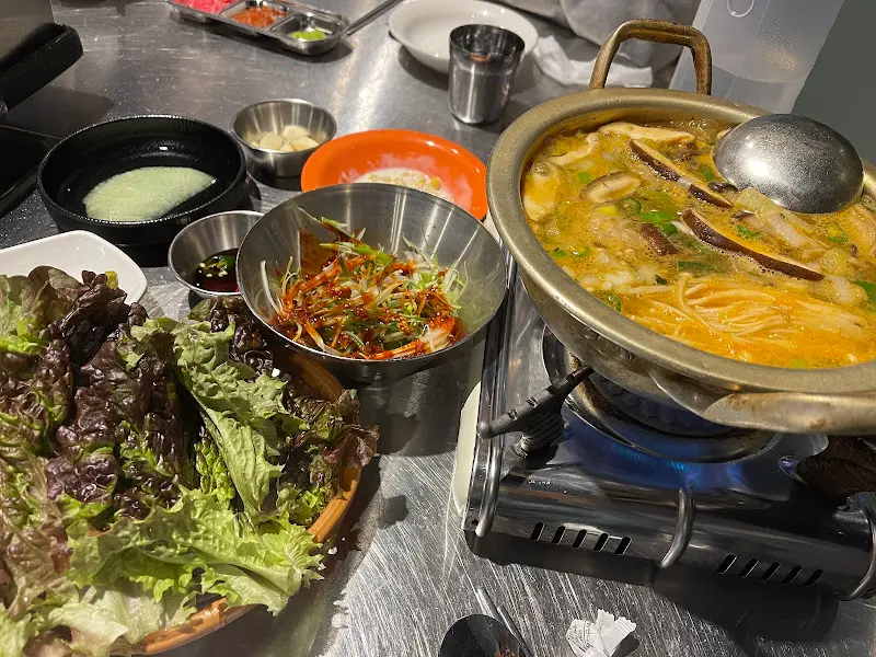 다양한 밑반찬과 쌈채소