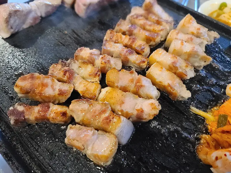 노릇하게 구워진 삼겹살 클로즈업