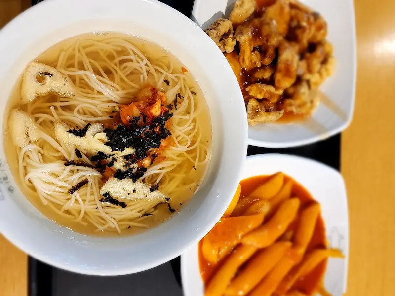 잔치국수, 탕수육, 떡볶이가 한 상에 차려진 모습