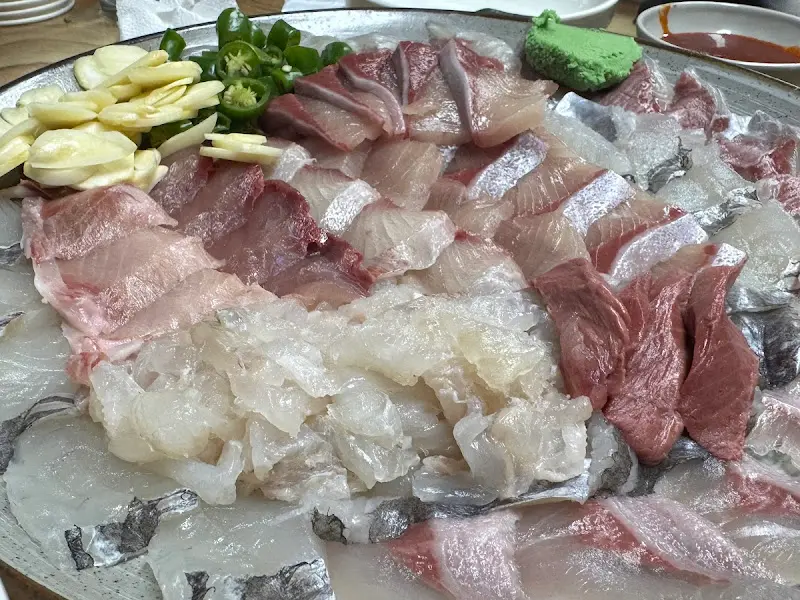 다채로운 빛깔의 모듬회 한 상