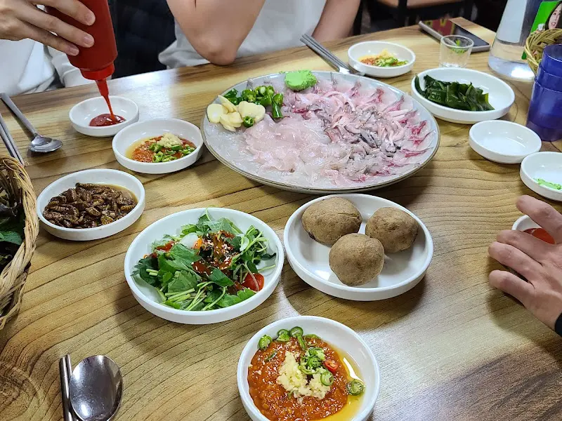 푸짐하게 차려진 회 한 상