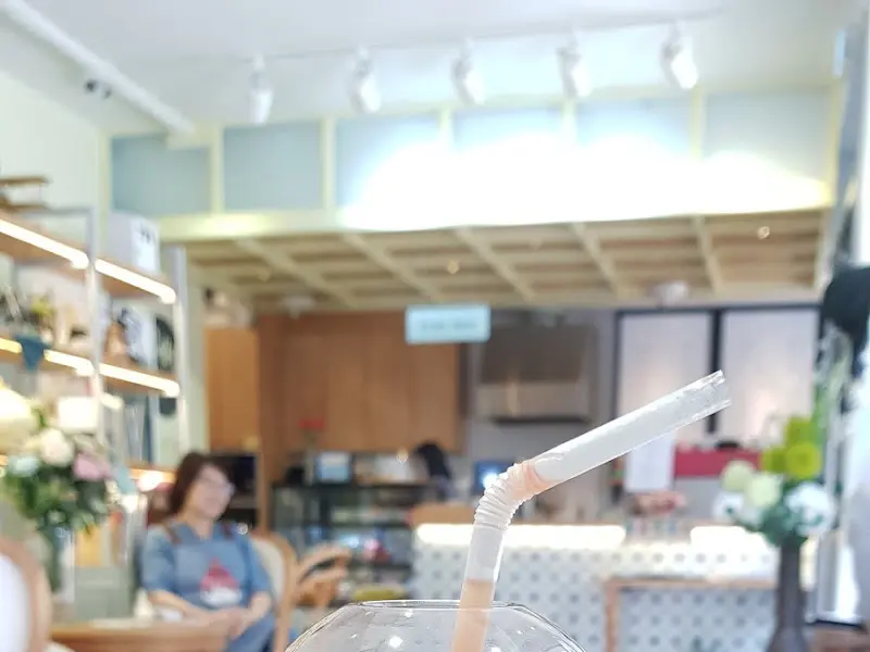 카페 내부 사진. 음료와 함께 테이블이 보인다.