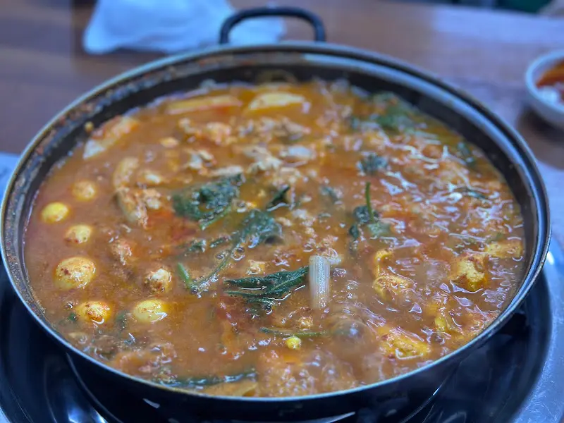 닭알과 곤이가 푸짐하게 들어있는 닭알탕