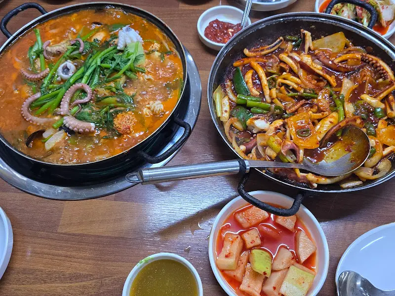 닭알탕과 오징어볶음의 환상적인 조합