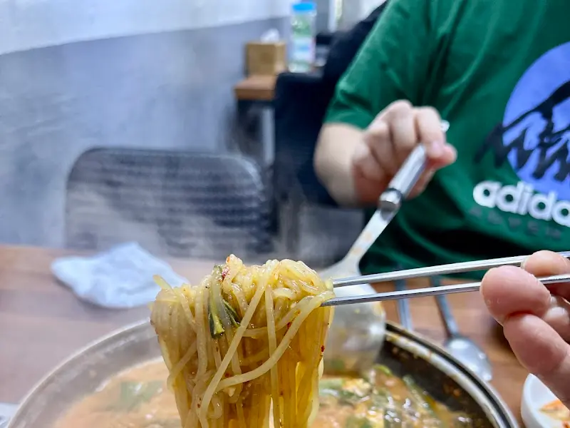 쫄면 사리를 들어올리는 모습