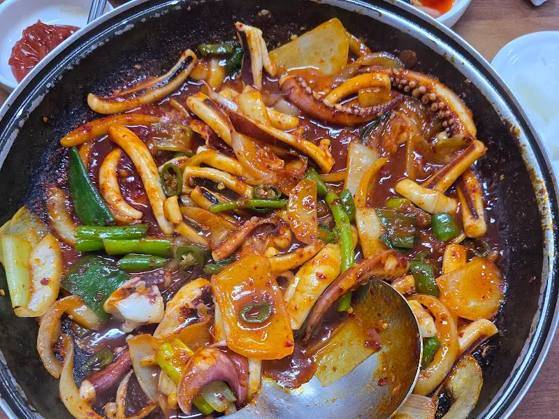 맛깔스러운 오징어 볶음